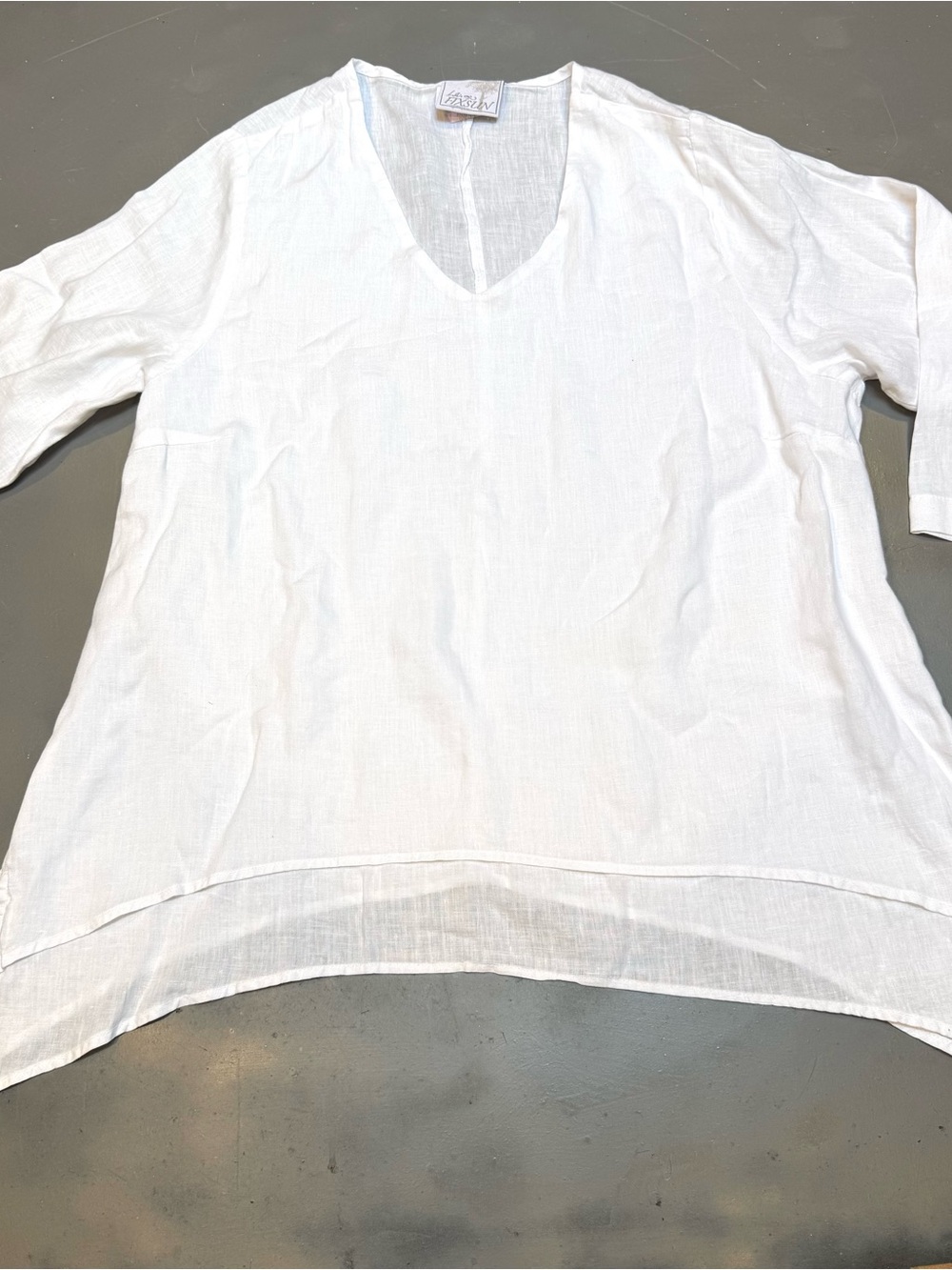 La Fixsun Relaxed White V-Neck Linen Blouse